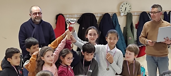 L'équipe victorieuse du championnat du Tarn des écoles sous les yeux de M. Feligetti, élu aux Sports, et de Rémi Torcol, arbitre.